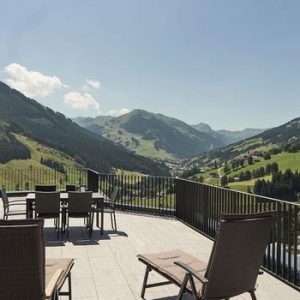 Yoga Retreat in Saalbach Österreich – Teilnehmende üben Yoga mit Alpenpanorama im Hintergrund