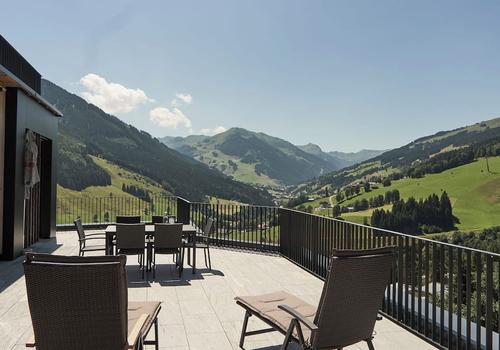 Yoga Retreat in Saalbach Österreich – Teilnehmende üben Yoga mit Alpenpanorama im Hintergrund