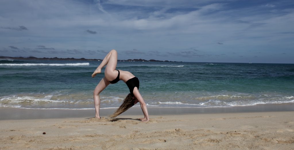 Verschiedene Yoga Retreat Orte mit Teilnehmern beim Yoga und entspannter Atmosphäre