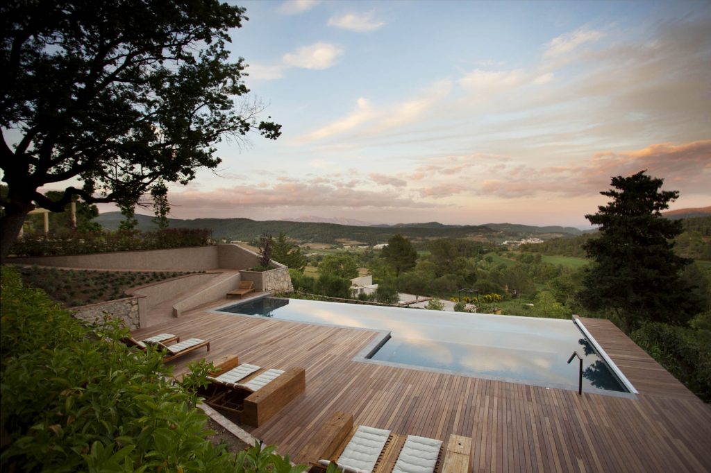 Yoga Retreat Teilnehmende entspannen bei Yogaübungen mit Ausblick