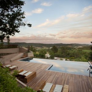 Yoga Retreat Teilnehmende entspannen bei Yogaübungen mit Ausblick