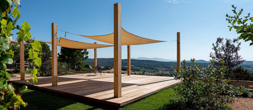 Yoga Retreat Teilnehmende entspannen bei Yogaübungen mit Blick auf Barcelona und das katalonische Hinterland