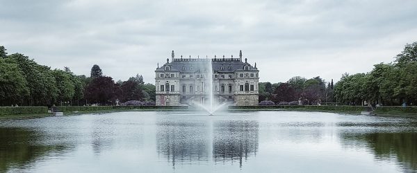 Blick auf Dresden mit Yoga-Studio im Vordergrund – Yoga Kurse in Dresden für alle Levels